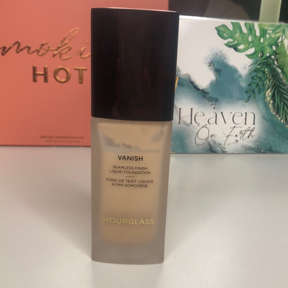 Hourglass seamless finish liquid foundation
